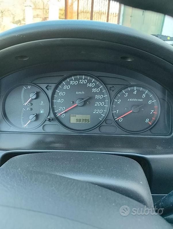 Begagnad Mazda 323F 98 HK (72 kW) 2002 Röd Sedan