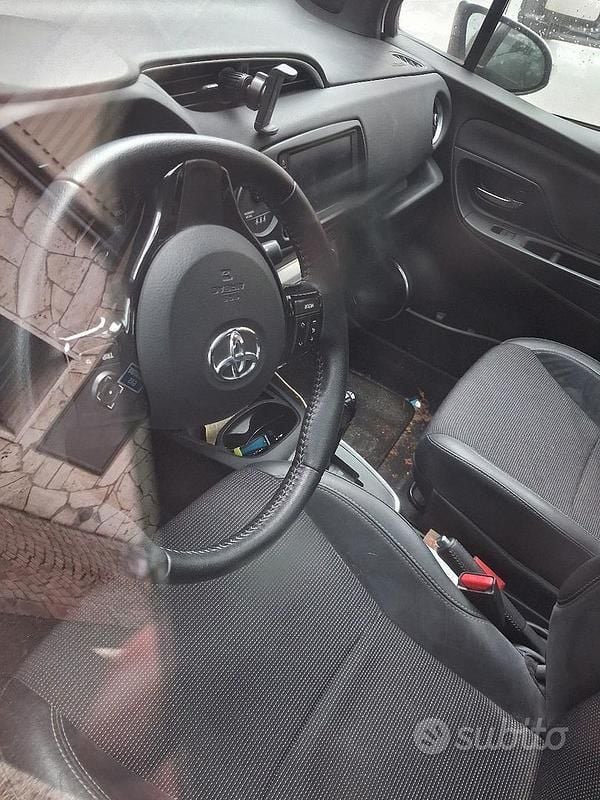 Second-hand Toyota Yaris Business Edition 105 CP (77 kW) 2019 Alb Hatchback