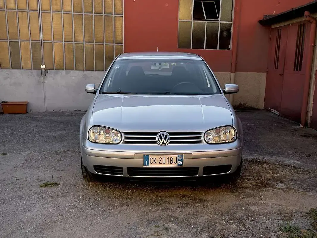 Usata VW Golf IV 105 CV (77 kW) 2003 Grigio Utilitaria