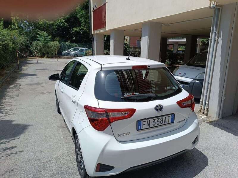 Usata Toyota Yaris Hybrid Active 73 CV (53 kW) 2018 Bianco Berlina