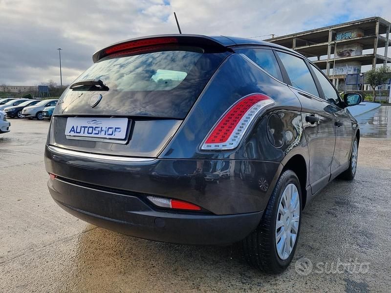 Usata Lancia Delta 105 CV (77 kW) 2012 Grigio Utilitaria