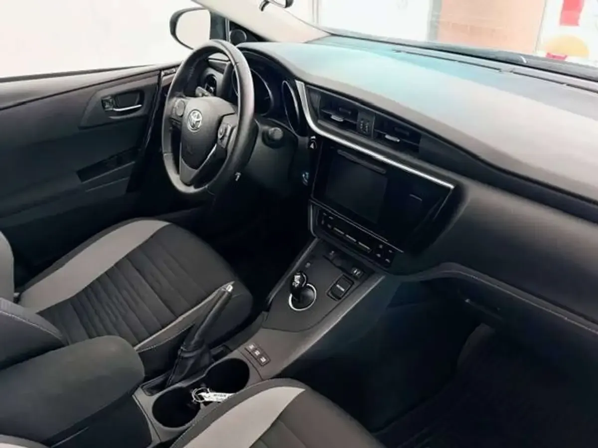 Usata Toyota Auris Hybrid Active 99 CV (72 kW) 2016 Blu/azzurro Berlina