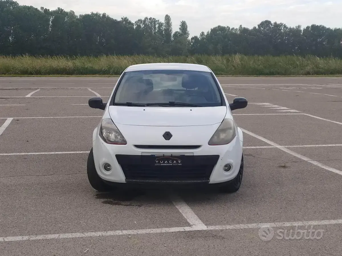 Usata Renault Clio II 75 CV (55 kW) 2011 Bianco Berlina