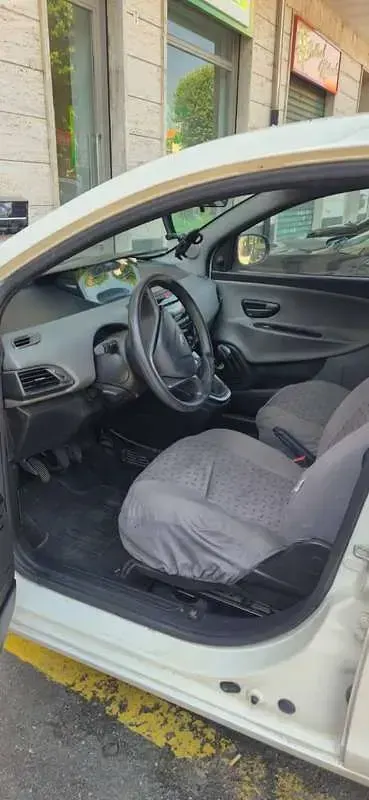 Usata Lancia Ypsilon 69 CV (50 kW) 2015 Bianco Utilitaria