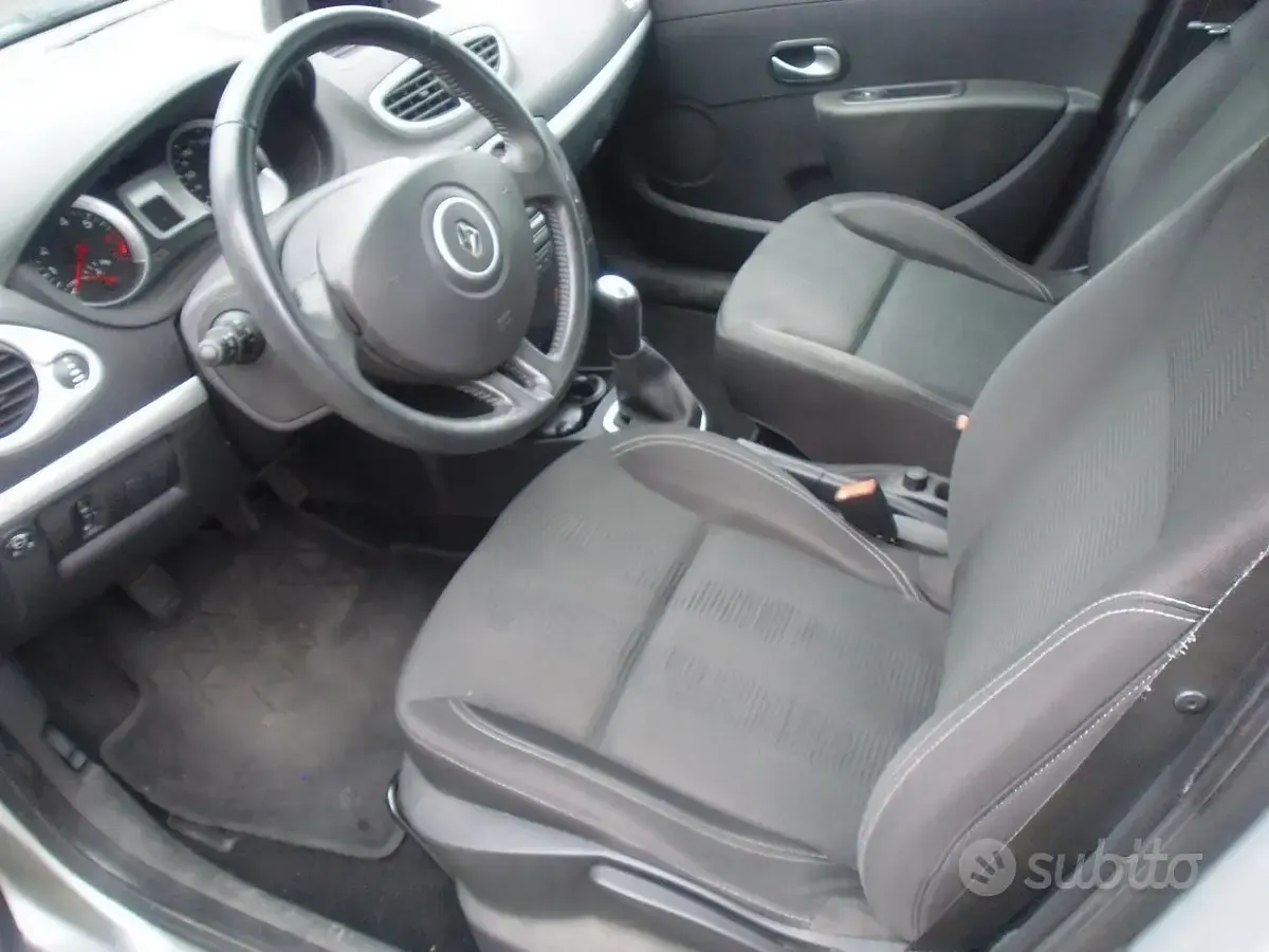Usata Renault Clio II 75 CV (55 kW) 2011 Grigio Berlina