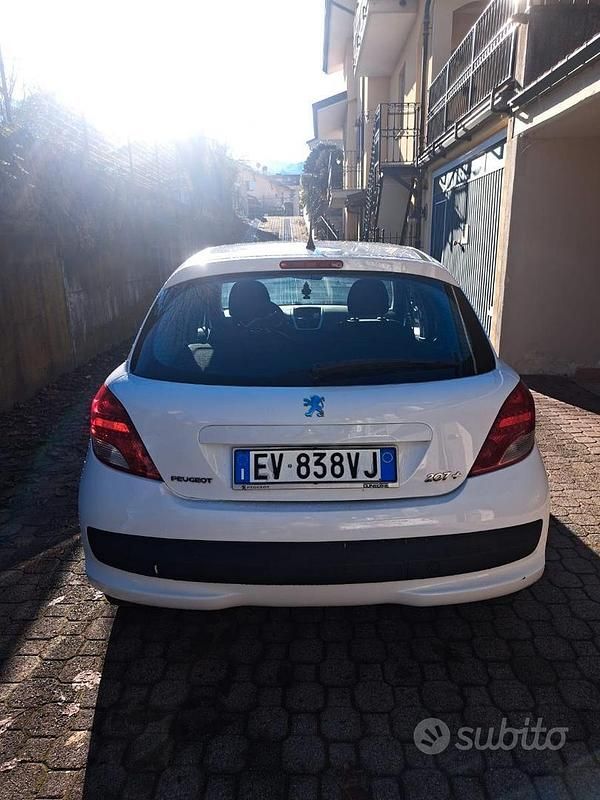 Usata Peugeot 207 68 CV (50 kW) 2014 Bianco Berlina
