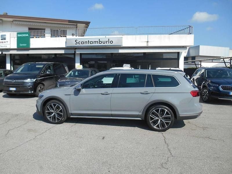 Usata VW Passat Alltrack 200 CV (147 kW) 2023 Grigio Station wagon