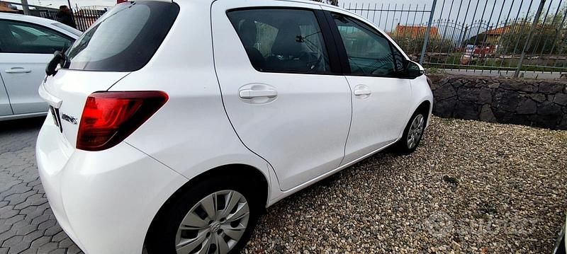 Usata Toyota Yaris Active 69 CV (50 kW) 2015 Bianco Berlina