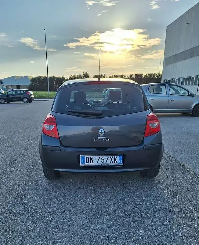 Usata Renault Clio II LE 75 CV (55 kW) 2008 Berlina
