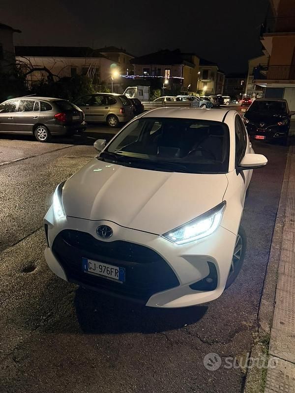 Usata 2022 Toyota Yaris Tre volumi | 18.000 € (Ottimo prezzo) - Immagine 1/4