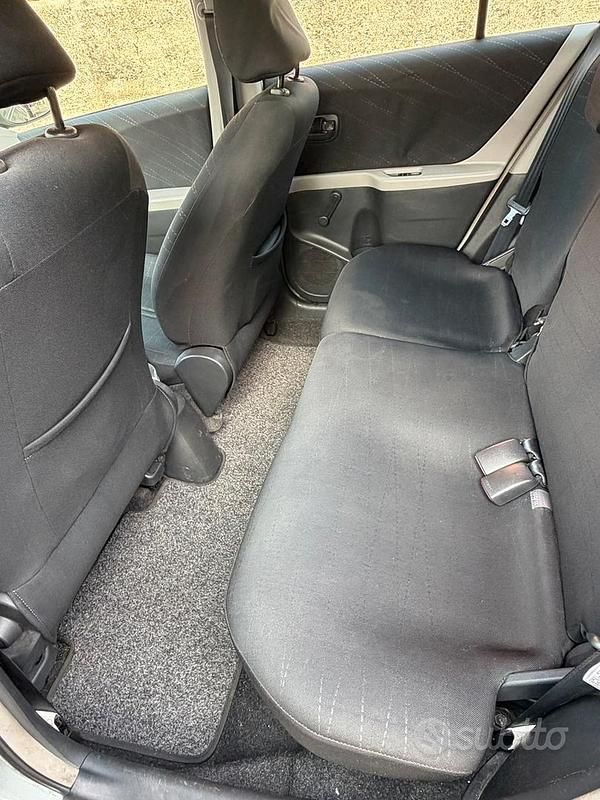 Usata Toyota Yaris Sol 69 CV (50 kW) 2007 Grigio Utilitaria