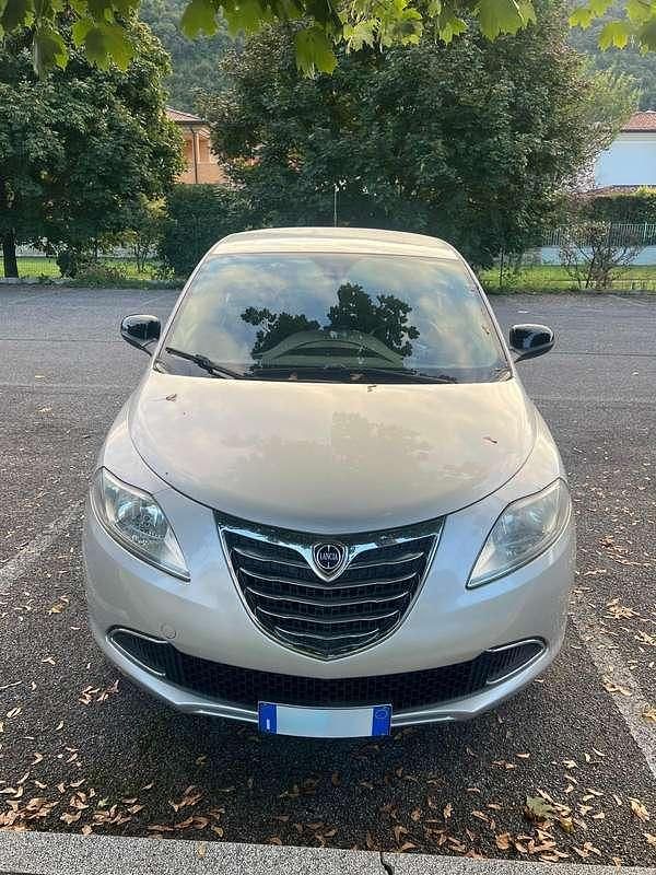 Usata Lancia Ypsilon Silver 69 CV (50 kW) 2012 Argento Utilitaria