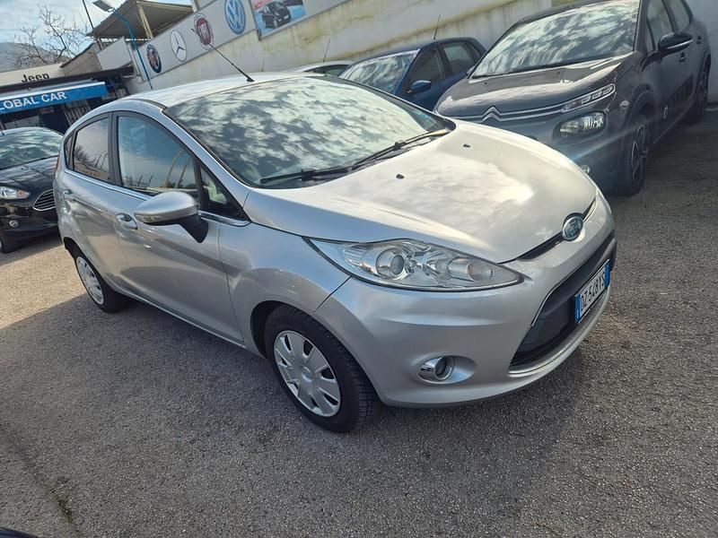 Usata Ford Fiesta Titanium 68 CV (50 kW) 2010 Argento Berlina