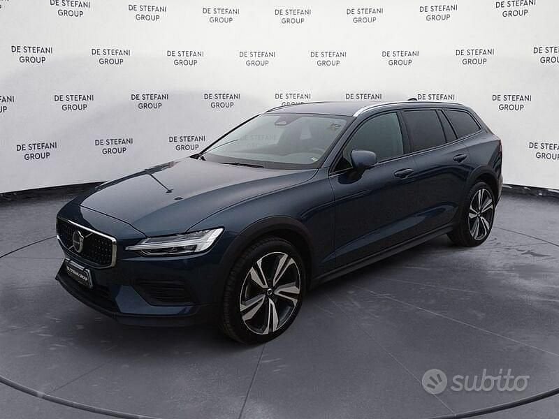 Blu Usata 2023 Volvo V60 CC Plus Station wagon | 35.900 € (Buon prezzo) - Immagine 1/4