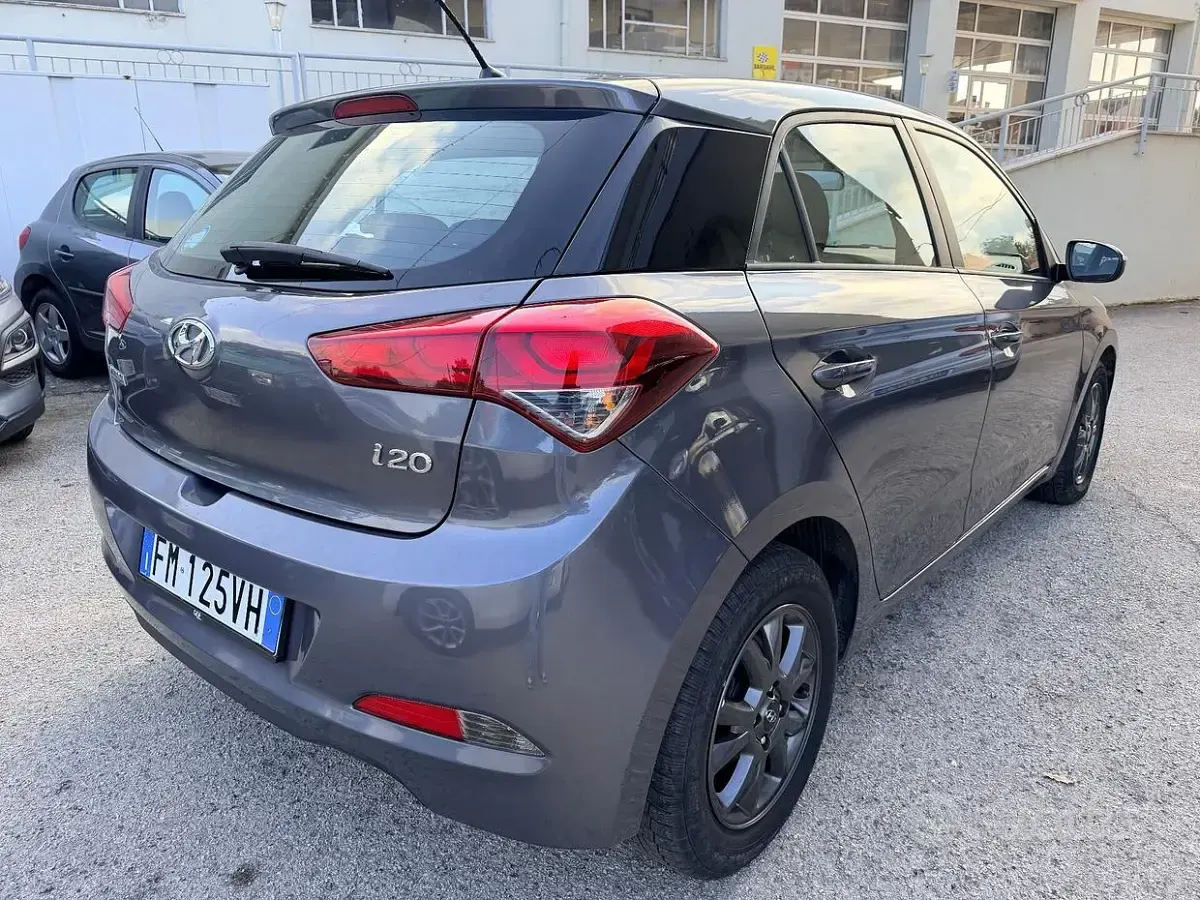 Occasion Hyundai i20 Blackline 75 ch (55 kW) 2018 Gris Berline