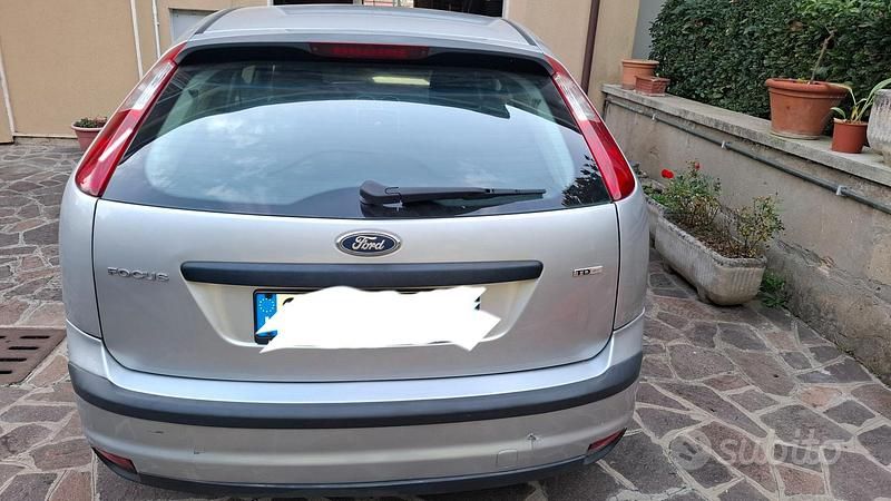 Usata Ford Focus 110 CV (80 kW) 2005 Grigio Berlina