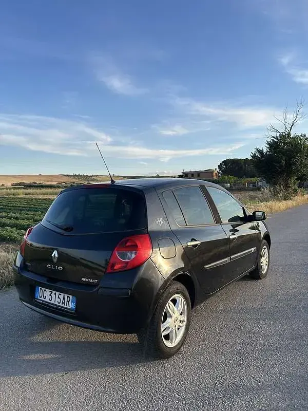 Usata Renault Clio II LE 75 CV (55 kW) 2007 Berlina