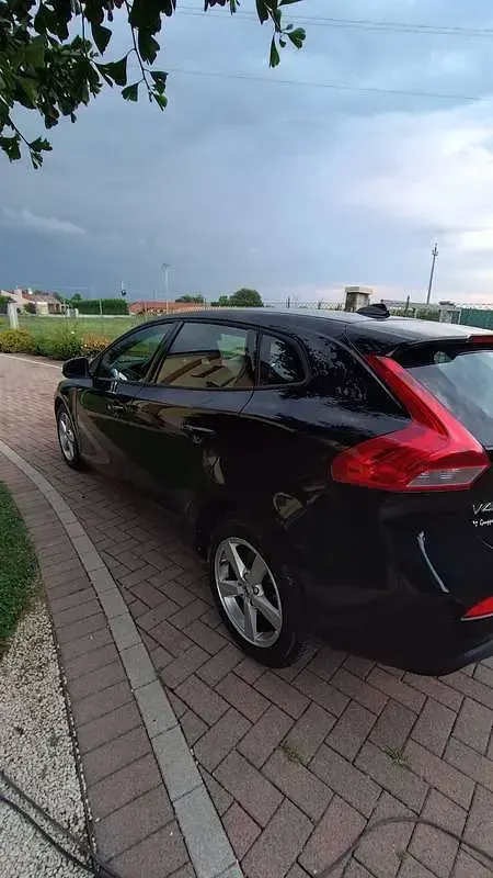 Usata Volvo V40 Business Edition 120 CV (88 kW) 2017 Nero Berlina