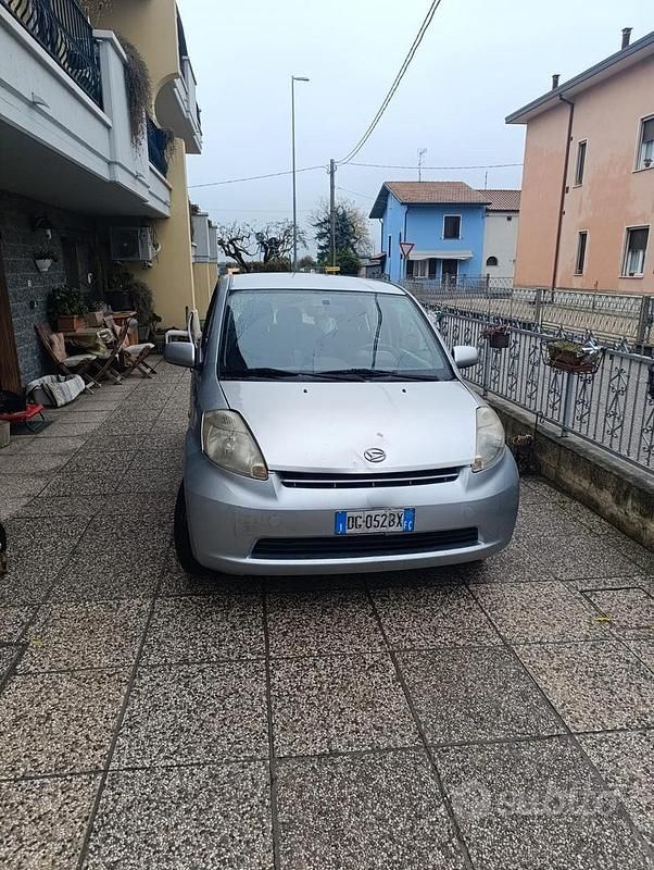 Usata Daihatsu Sirion 87 CV (63 kW) 2007 Grigio Utilitaria