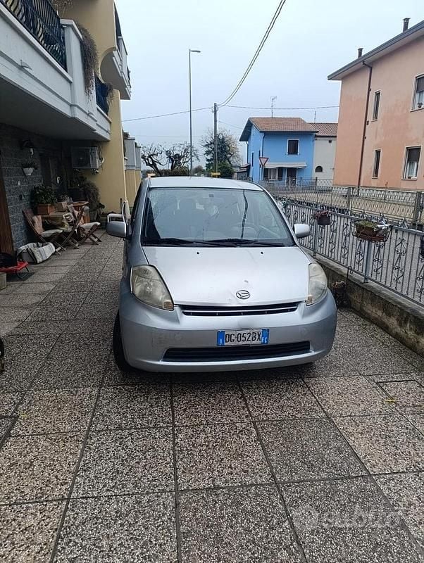 Grigio Usata 2007 Daihatsu Sirion Due volumi | 1150 € - Immagine 1/4