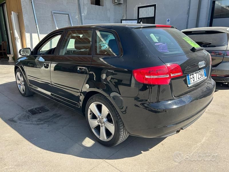 Nero Usata 2011 Audi A3 Ambiente Tre volumi | 6400 € (Buon prezzo) - Immagine 1/4