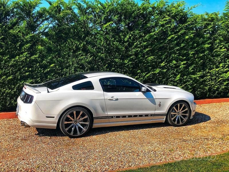 Usata Ford Mustang Convertible 314 CV (230 kW) 2010 Bianco Coupé