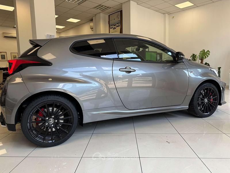 Nuova Toyota Yaris 280 CV (205 kW) 2026 Gray Utilitaria