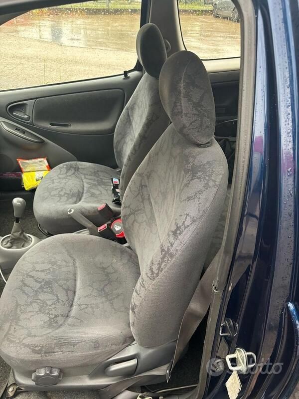 Usata Toyota Yaris 2001 Blu