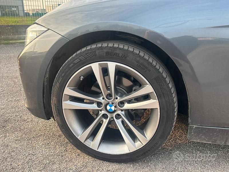 Usata BMW 318 Sport Line 143 CV (105 kW) 2014 Grigio Berlina