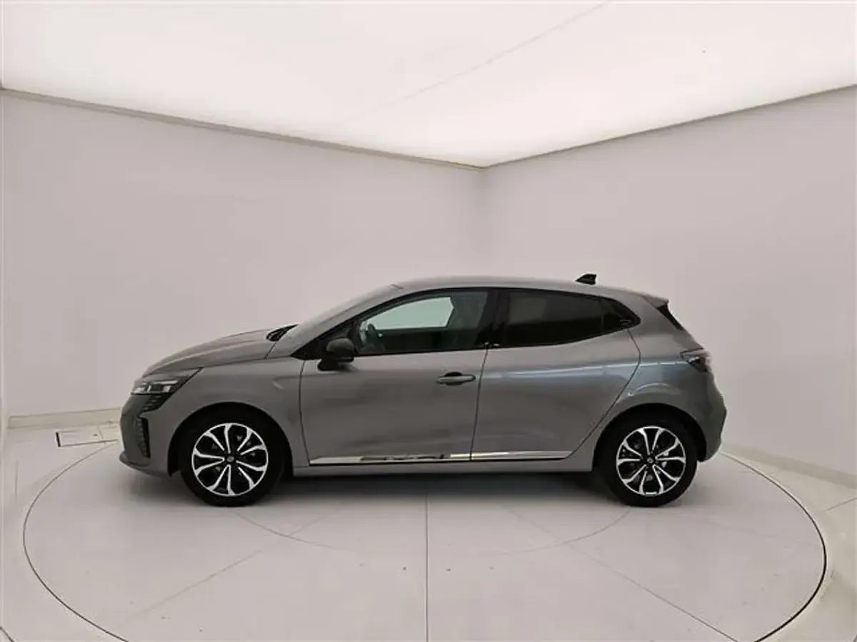Usata Renault Clio V Techno 91 CV (66 kW) 2025 Grigio chiaro Berlina