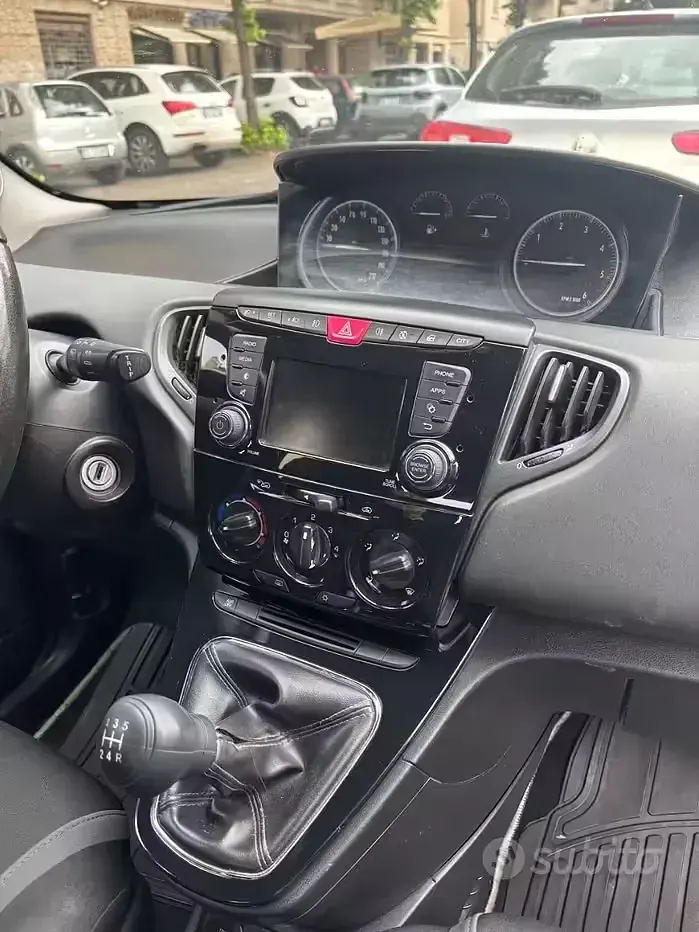 Usata Lancia Ypsilon 69 CV (50 kW) 2016 Blu Utilitaria