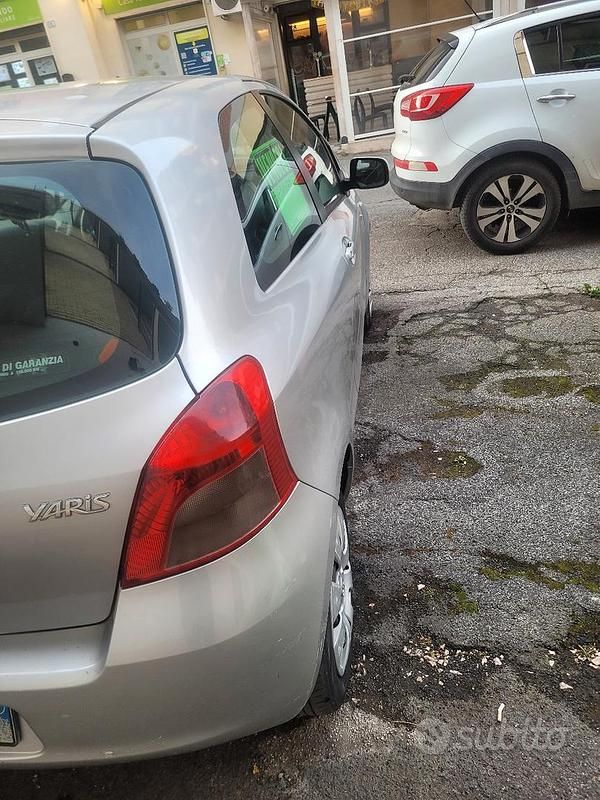 Usata Toyota Yaris 90 CV (66 kW) 2007 Grigio Utilitaria
