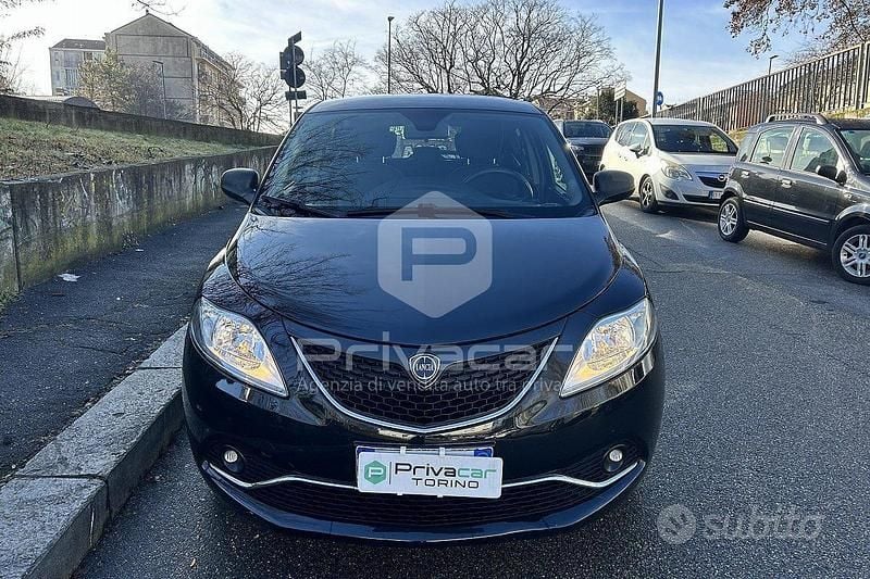 Usado Lancia Ypsilon S 95 HP (69 kW) 2017 Preto Citadino
