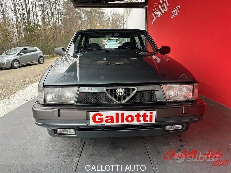 Usata Alfa Romeo 75 185 CV (136 kW) 1989 Grigio Berlina