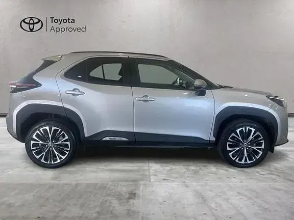 Usata Toyota Yaris Cross Lounge 131 CV (96 kW) 2024 Grigio SUV