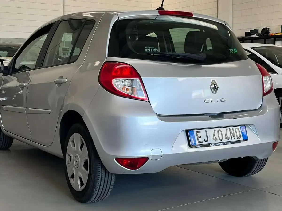 Usata Renault Clio II 75 CV (55 kW) 2011 Argento Berlina