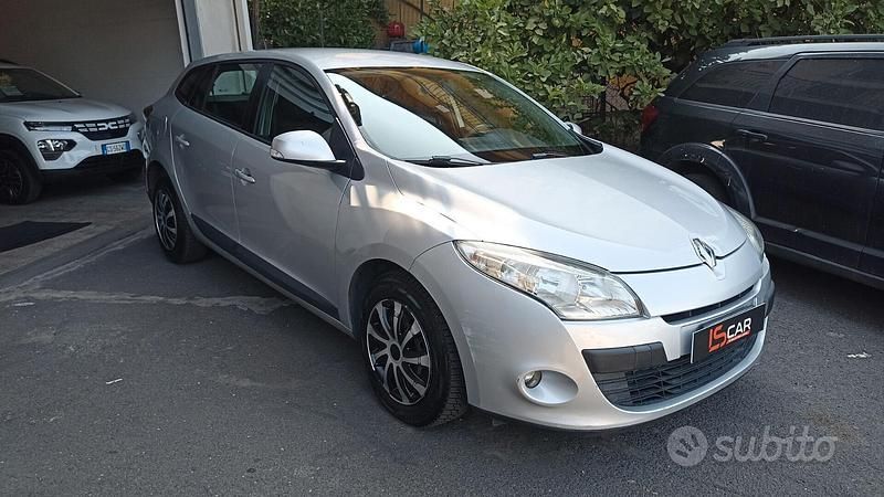 Grigio Usata 2010 Renault Mégane GrandTour Dynamique Station wagon | 3900 € (Molto cara) - Immagine 1/4