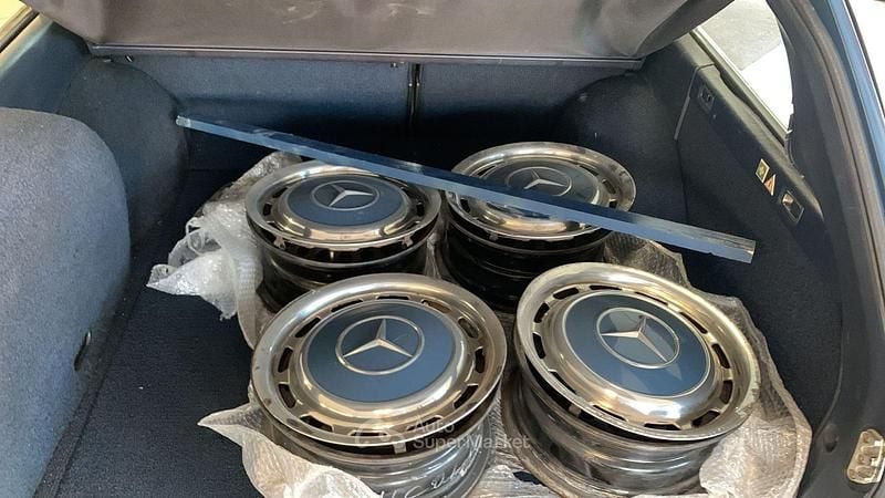 Usata Mercedes E240 71 CV (52 kW) 1981 Blu Station wagon