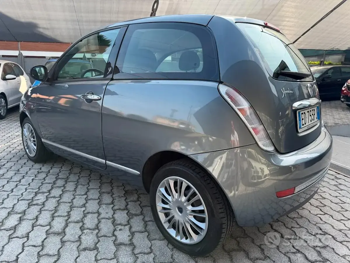 Usata Lancia Ypsilon 69 CV (50 kW) 2011 Grigio Utilitaria