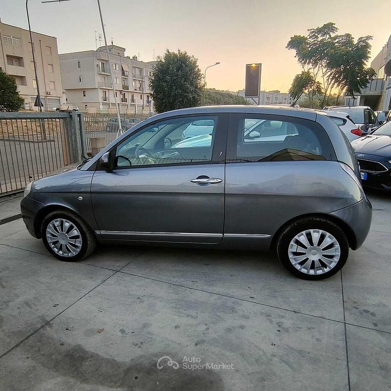 Usata Lancia Ypsilon 75 CV (55 kW) 2011 Gray Utilitaria