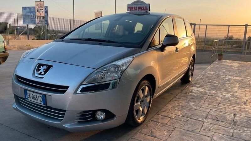 Usata Peugeot 5008 Family 112 CV (82 kW) 2011 Grigio Monovolume