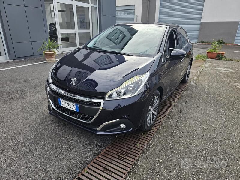 Blu Usata 2017 Peugeot 208 Due volumi | 8000 € (Buon prezzo) - Immagine 1/4