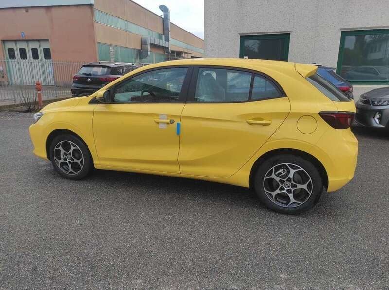 Usata MG MG3 Comfort 194 CV (142 kW) 2024 Giallo alba Utilitaria