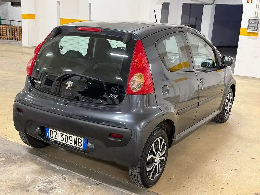 Usata Peugeot 107 68 CV (50 kW) 2010 Grigio Utilitaria