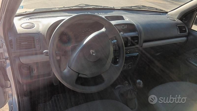 Usata Renault Clio II 58 CV (42 kW) 2004 Grigio Berlina