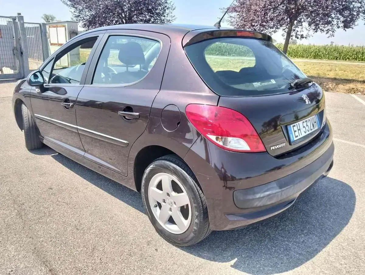Usata Peugeot 207 Active 95 CV (69 kW) 2011 Marrone Berlina