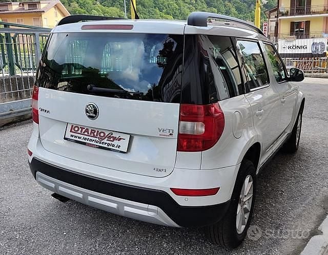 Usata Skoda Yeti Outdoor Ambition 110 CV (80 kW) 2017 Bianco SUV