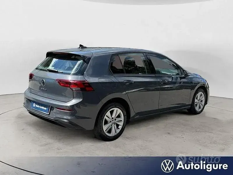 Usata VW Golf VIII Life 110 CV (80 kW) 2022 Grigio Berlina