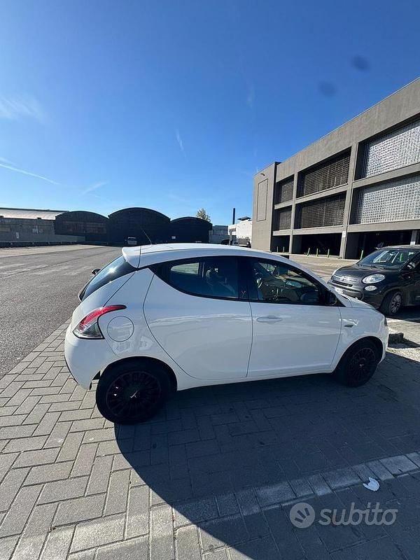 Usata Lancia Ypsilon 69 CV (50 kW) 2014 Bianco Utilitaria
