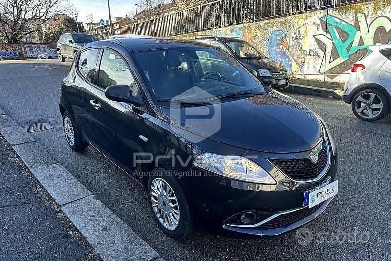 Usado Lancia Ypsilon S 95 HP (69 kW) 2017 Preto Citadino